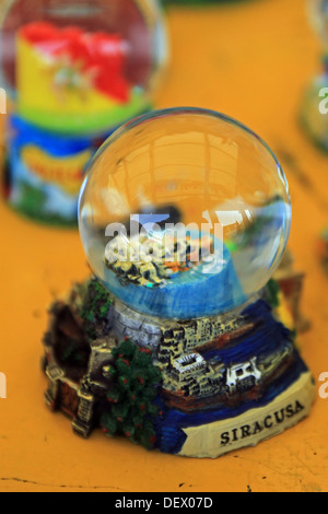 Snow globe souvenir touristique de la ville sicilienne de Syracuse. Banque D'Images