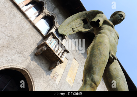 Vérone, Castel Vecchio, Igor Mitoraj sculptures, Italie Banque D'Images