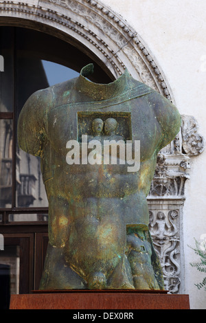 Vérone, Castel Vecchio, Igor Mitoraj sculptures, Italie Banque D'Images