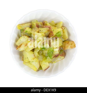Vue de dessus d'une portion de pommes de terre rouges, oignons et poivrons dans un petit bol blanc. Banque D'Images