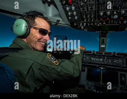 Le lieutenant général Stanley Clarke, directeur de la Garde nationale aérienne, pilote l'U.S. Air Force final C-17 Globemaster III, P-223, le 12 septembre 2013 Banque D'Images