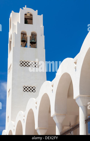 Bell Tower sur la cathédrale orthodoxe métropolitaine Fira (thira) Santorini Grèce Banque D'Images
