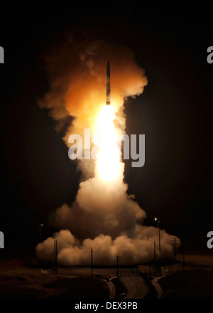 Une armée de l'air Global Strike Command de missiles balistiques intercontinentaux Minuteman III avec une ogive simulée est lancé au cours d'un essai de fonctionnement à 22 septembre 2013 à partir de la rampe de lancement 10 Vandenberg, CA. Banque D'Images