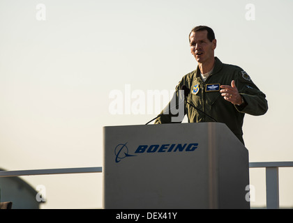 Le lieutenant général Stanley Clarke, directeur de la Garde nationale aérienne, parle aux salariés de Boeing au dernier U.S. Air Force C-17 Globemaster II Banque D'Images