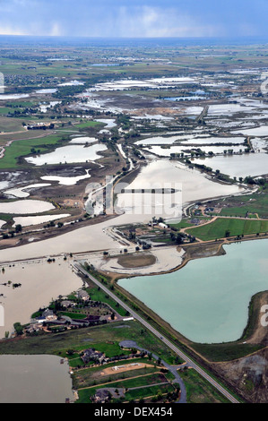 Vue aérienne de l'inondation massive Septembver 18, 2013 plus de Longmont, CO. inondations records a entraîné de fortes pluies et de la déforestation causée par les incendies de forêt. Banque D'Images