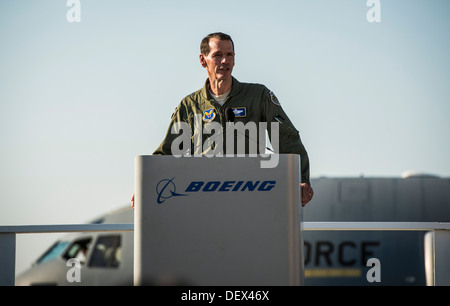 Le lieutenant général Stanley Clarke, directeur de la Garde nationale aérienne, parle aux salariés de Boeing au dernier U.S. Air Force C-17 Globemaster II Banque D'Images