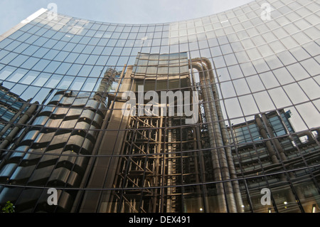 Le Lloyd's Building Reflected in Windows de Willis Building, Lime Street, City of London, England, UK Banque D'Images