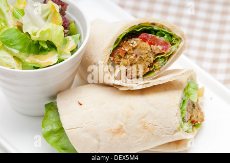 Pain pita falafel sandwich roulé rouleau middle east food arabe traditionnel Banque D'Images