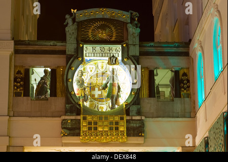 L'horloge Anker à Vienne - Autriche dans la nuit Banque D'Images