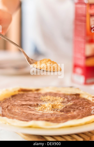Crêpes avec crème au chocolat et biscuit de terre topping Banque D'Images