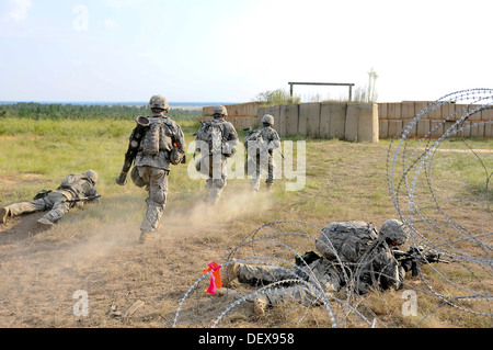 Parachutistes du 2e bataillon du 325e Régiment d'infanterie aéroportée,, 2e Brigade Combat Team, 82e Division aéroportée, conduite de tir réel à Fort Bragg, Caroline du Nord, le 9 septembre prochain. Le Livre blanc Pèlerin, qui fait actuellement partie de la Force de réaction de l'échelle mondiale, a procédé à une deux- Banque D'Images