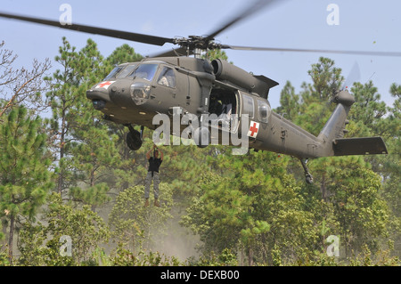 Parachutistes de la 82nd us Airborne Division's 2e Brigade Combat Team et Brigade d'aviation de combat évacuer une victime simulée Banque D'Images