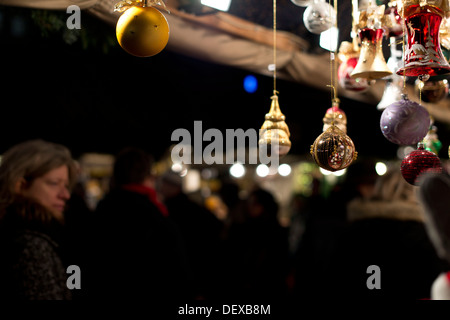 Célèbre Marché de Noël à Nuremberg dans la soirée. Auf dem Nürnberger Christkindlmarkt Banque D'Images