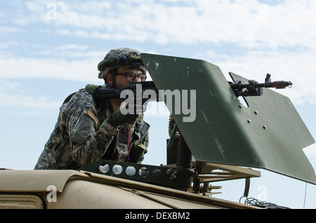 Les soldats de la Garde nationale de Géorgie à partir de la société Delta, Bataillon d'infanterie 2-121 réagir à des véhicules ennemis lors d'une attaque blindée percer à la 48e Brigade d'infanterie de l'Équipe de Combat Combat eXportable exercice de capacité de formation. Banque D'Images