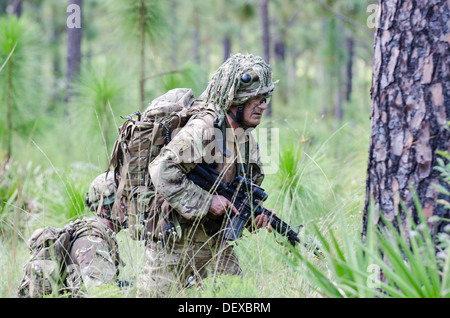 Le Sgt. Le Major Kevin O'Hara, 7e Bataillon du Régiment Royal d'Écosse, conduit par l'attaque des soldats du peloton de forage à Fort Stewar Banque D'Images