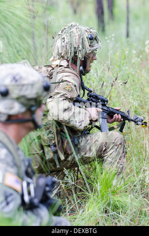 Le Sgt. Le Major Kevin O'Hara, 7e Bataillon du Régiment Royal d'Écosse, conduit par l'attaque des soldats du peloton de forage à Fort Stewar Banque D'Images