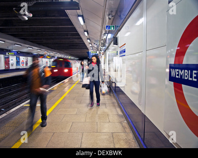 Intérieur de la station de métro Wembley Central, Wembley, Londres, Angleterre, Royaume-Uni Banque D'Images