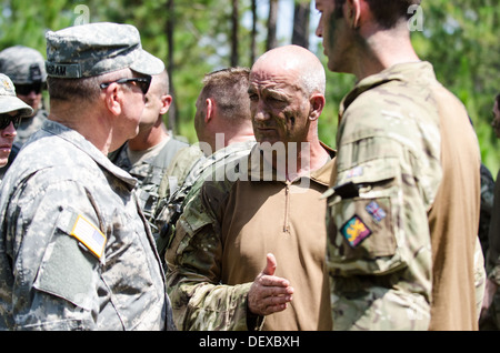 Le Sgt. Le Major Kevin O'Hara, 7e Bataillon du Régiment Royal d'Écosse, met en lumière l'un de ses soldats de la Garde nationale de l'Armée Directeur Banque D'Images