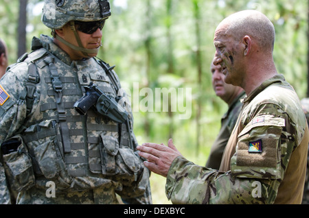 48Th Infantry Brigade Combat Team Command Sgt. Le Major Shawn Lewis et le Sgt. Le Major Kevin O'Hara, 7e Bataillon du Régiment Royal d'Écosse l'examen au cours de l'exercice d'attaque de peloton 48e de l'IBCT Combat eXportable de capacités de formation (XCTC) de l'exercice. La 51s Banque D'Images