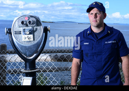 Maître de 1re classe Michael Dunphy, technicien en électronique stationnés à l'équipe d'aides à la navigation dans la région de Portland, Maine, pose devant son point favori sur le Portland Head Lighthouse, le 14 septembre 2013. 'Portland Head Lighthouse est assez Banque D'Images