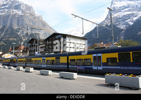 En train de voyageurs de la gare de Grindelwald en Suisse Banque D'Images