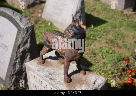 Les pierres tombales des propriétaires d'animaux dans le cimetière pour animaux de Hartsdale dans Hartsdale dans le comté de Westchester dans l'État de New York Banque D'Images