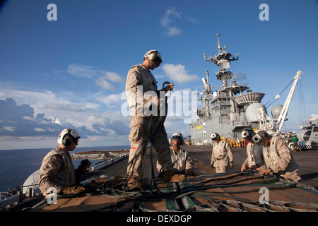 L'équipe de soutien d'hélicoptères de combat de 31, 31e Bataillon logistique Marine Expeditionary Unit, prépare une charge à soulever par un Banque D'Images