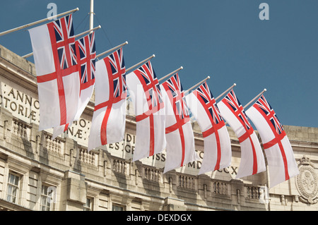 Pavillon blanc de la Marine royale, je vois des drapeaux dans la brise de l'Admiralty Arch. Ce célèbre monument de Londres a été construit sur le Mall en 1912. Angleterre, Royaume-Uni. Banque D'Images