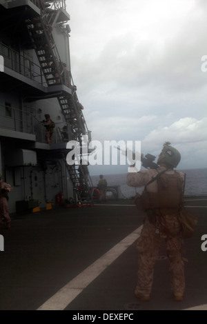 Les Marines américains avec vigueur de peloton de reconnaissance, l'élément de commandement, 31e Marine Expeditionary Unit (MEU) assure la sécurité de la cabine de pilotage de l'USNS lors d'une visite Marshalltown Board Recherche et Saisie(VBSS) exercice, en mer, le 15 septembre 2013. La 31s Banque D'Images