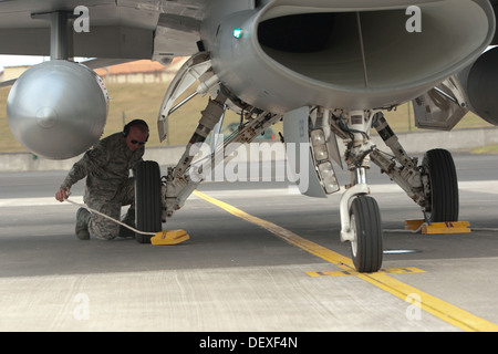 Le sergent de l'US Air Force. Mike Hughes, 65e Escadron de soutien de F-15 chef d'équipe, les lieux les craies sous un F-16 Fighting Falcon, le 12 septembre 2013, au domaine de Lajes, aux Açores. Les pilotes de la F-16 sont de la 175e Escadron de chasse, Joe Foss Field Nat Air Banque D'Images