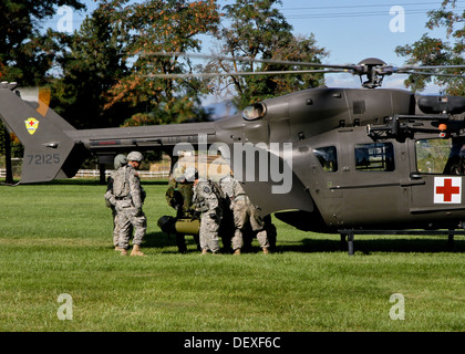 Centre de formation de Yakima, dans l'armée américaine - medecins et d auto-défense japonaise medecins décharger un mannequin médical à partir d'un hélicoptère UH-72 Lakota le 16 septembre 2013. L'évacuation médicale formation fait partie d'exploitation, passant Thunder, un projet conjoint et Banque D'Images