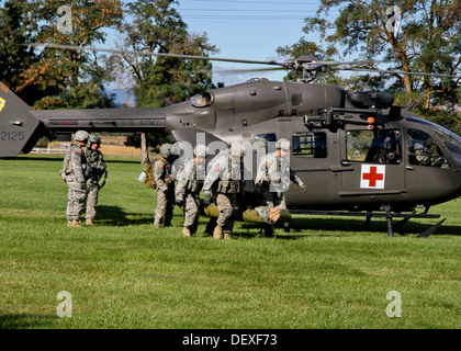 Centre de formation de Yakima, dans l'armée américaine - medecins et d auto-défense japonaise medecins décharger un mannequin médical à partir d'un hélicoptère UH-72 Lakota le 16 septembre 2013. L'évacuation médicale formation fait partie d'exploitation, passant Thunder, un projet conjoint et Banque D'Images