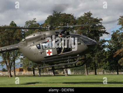 Centre de formation de Yakima, Washington - UN UH-72 Lakota terres d'hélicoptère dans un champ pour aller chercher une victime simulée pendant un scénario de formation médicale le 16 septembre 2013, au centre de formation de la Yakima, dans l'état de l'évacuation médicale formation fait partie d'exploitation, passant Banque D'Images