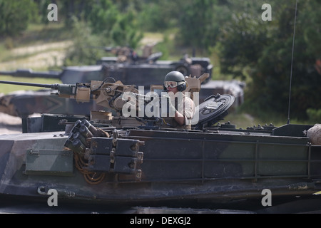 Une aire marine avec 2e Bataillon, 2e Division de marines, donne à la rupture et de compensation en cours il attend que l'assaut breacher véhicules de 2e Bataillon de Génie de Combat pour approcher le 12 septembre 2013, à bord du Marine Corps Base Camp Lejeune. Marin Banque D'Images