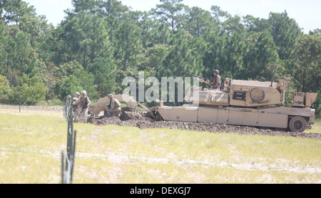 Un assaut breacher vehicle (ABV) vous attend pour avancer sur la simulation d'un champ de mines marines comme la mobilité de la compagnie d'assaut, 2e Bataillon de Génie de Combat, 2e Division de marines, couper une section de clôture pour passage facile le 12 septembre 2013, à bord de la Base du Corps des Marines Banque D'Images