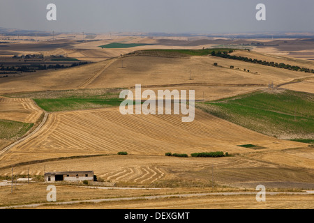 Champs de blé récoltés avec des ombres sur le ciel nuageux en Italie Banque D'Images