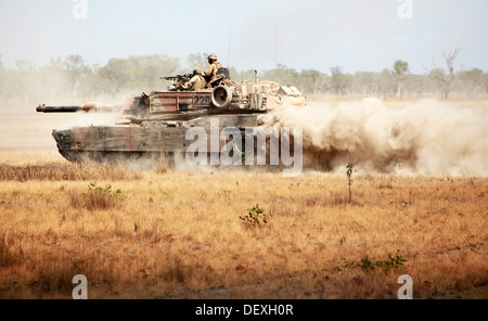 Marines avec la Compagnie Alpha, 1er Bataillon, 1re Division de marines, à monter à bord d'un M1A1 Abrams char de combat principal à leur objectif au cours de l'exercice Gold Eagle 2013, ici, le 14 septembre. L'exercice est un annuel, réciproque, au niveau de l'entreprise échange entre militaires Banque D'Images