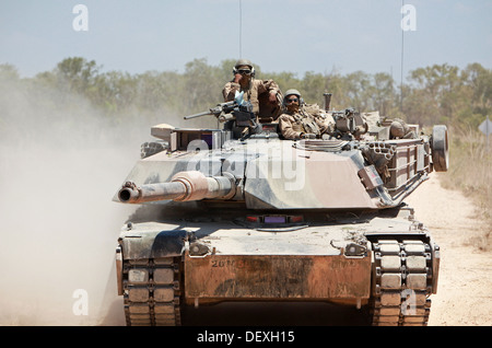 Marines avec la Compagnie Alpha, 1er Bataillon, 1re Division de marines, à monter à bord d'un M1A1 Abrams char de combat principal à leur objectif au cours de l'exercice Gold Eagle 2013, ici, le 14 septembre. L'exercice est un annuel, réciproque, au niveau de l'entreprise échange entre militaires Banque D'Images