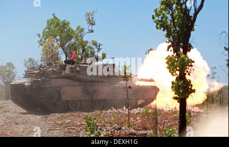 Marines avec la Compagnie Alpha, 1er Bataillon, engager une cible à partir d'un M1A1 Abrams char de combat principal au cours de l'exercice Gold Eagle Banque D'Images