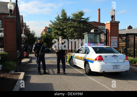 Le Cpl. Mason de Washington district naval et de police du Département de la Police métropolitaine policier Morawski guard l'entrée avant de le Washington Navy Yard. La base est limité Mardi, 17 septembre 2013 mission de personnel essentiel et premier répondre Banque D'Images