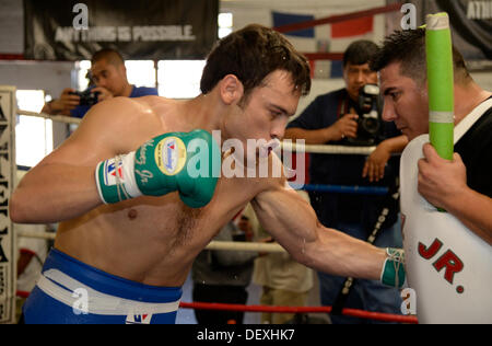 Bell CA. USA. 24 août, 2013. Julio Cesar Chavez Jr de Culiacan, Mexique, établit pour les médias à l'Azteca Sport de Bell CA Le mardi 24 septembre. Julio Cesar Chavez Jr. fait ses débuts en 2013 son premier combat dans la région de Los Angeles dans plus de deux ans, dans un combat de poids moyen de super contre Bryan Vera ce samedi 28 septembre à l'Stubhub Center de Carson CA. (Crédit Image : ©/ZUMAPRESS.com) Blevins génique Banque D'Images