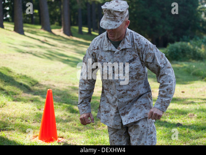 Le brig. Le général John Love, l'administrateur-général commandant pour II Marine Expeditionary Force, ressent les effets de l'Active Denial System at Joint Base Langley-Eustis, en Virginie, le 12 septembre 2013. La démonstration a été organisée par la Direction des armes non létales, Mixte Banque D'Images