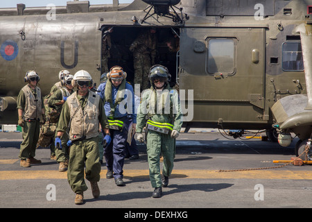 Les membres de la Marine royale britannique quitter un hélicoptère Sea King MK 4 sur le pont d'envol du navire d'assaut amphibie USS Banque D'Images