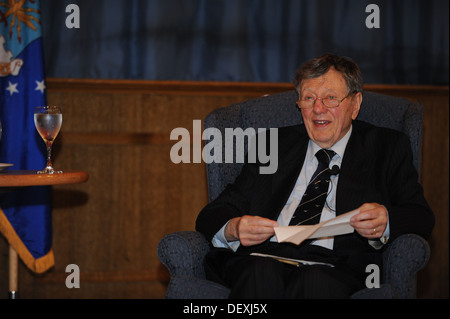 Ancien prisonnier de guerre de la Royal Air Force à la retraite de la Cdre. Charles Clarke lit un poème pour les membres de l'équipe de Mildenhall pendant la guerre Missing-In Prisoner-Of-/Action-Déjeuner du Souvenir 18 septembre 2013, dans la galaxie Club sur RAF Mildenhall, Angleterre. Clarke lire "T Banque D'Images