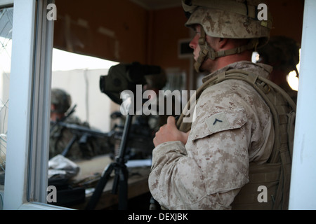 Soldats américains entrant avec Delta Entreprise, 1er Bataillon, 5e régiment de cavalerie, 2e Brigade Combat Team, 1re Division de cavalerie, tour du consulat comme aire marine tire la sécurité dans la province d'Herat, Afghanistan, le 14 septembre 2013. L'entreprise collabore avec Delta Banque D'Images