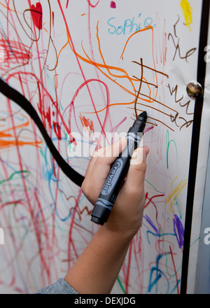 Enfant dessin sur mur avec feutre Banque D'Images