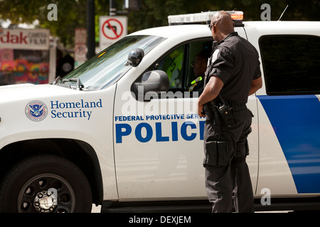 La sécurité intérieure debout à côté d'agent de police cruiser - Washington, DC Banque D'Images