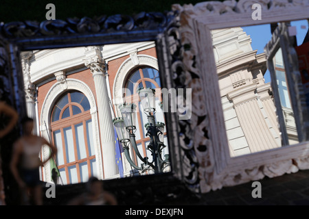 Deux miroirs qui reflètent les palais de la Piazza Carlo Alberto à Turin Banque D'Images