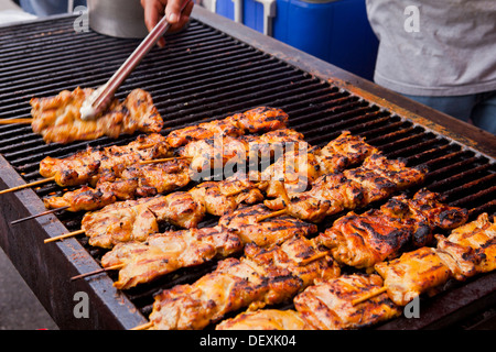 Libre de brochettes de poulet cuisson sur barbecue - USA Banque D'Images