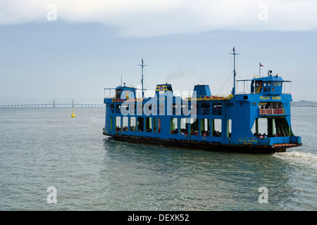 Le traversier pour véhicules et de passage pour piétons à proximité du détroit de Penang bridge cable Banque D'Images